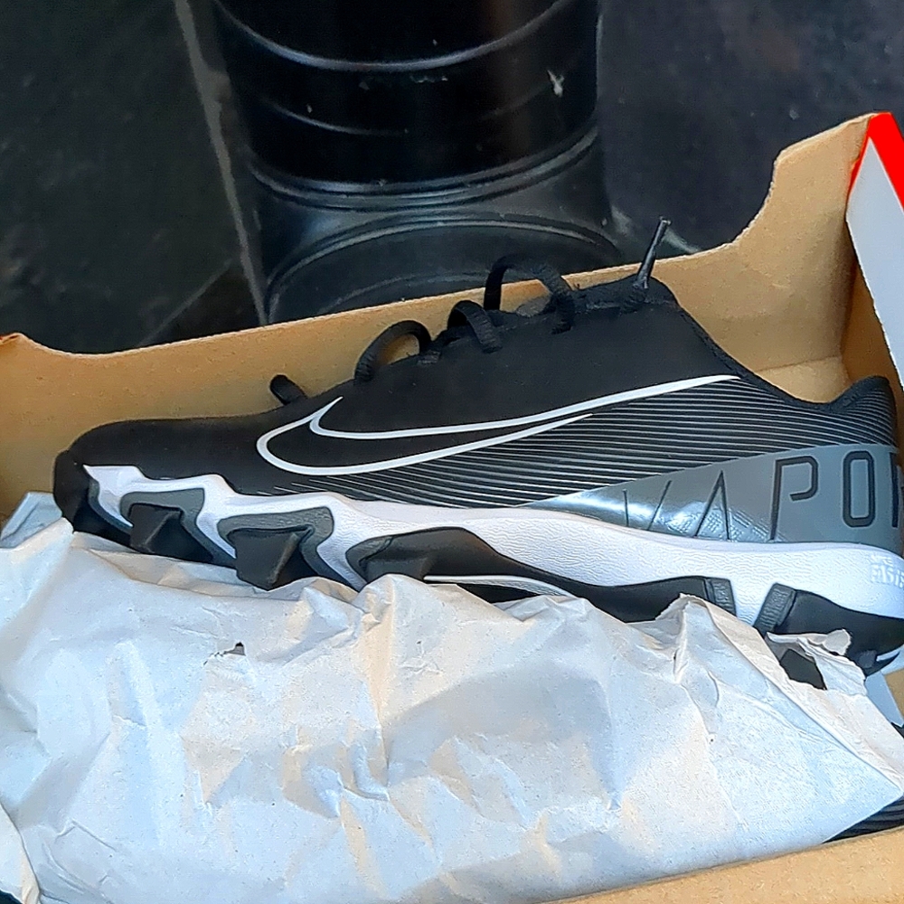 Nike Youth baseball cleats 5.5 wide